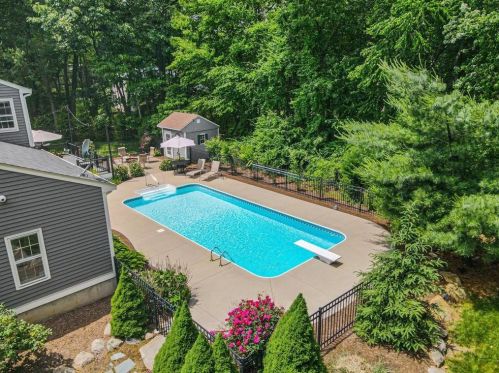 1 Squirrel Ln, Warwick, RI 02818-1319