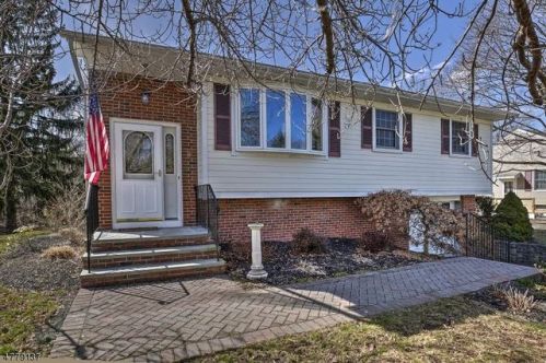 8 West Ave, Gladstone, NJ 07934-2096