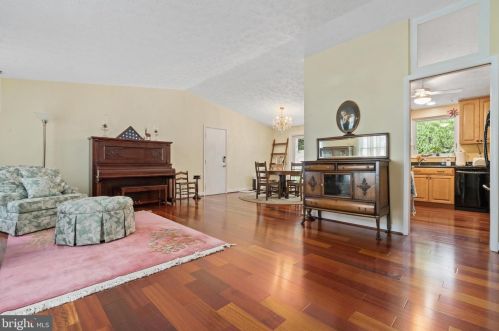 8360 Magic Leaf Rd, Springfield, VA 22153-2528