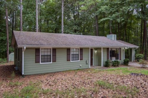 1547 Highpoint Rd, Lithonia, GA 30078-2731