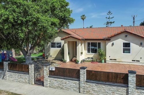 14761 Gledhill St, Van Nuys, CA 91402-1212