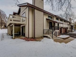 1577 Four Oaks Rd, Saint Paul, MN 55121-1833