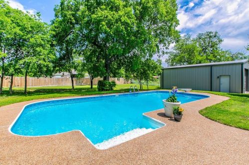 6108 Ridge Rd, Fort Worth TX  76135-1342 exterior