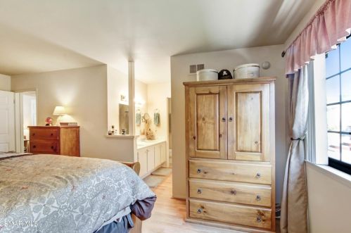 2548 Hawk St, Simi Valley CA 93065-2365 exterior