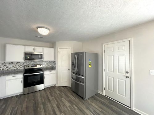 1881 Erika Dr, Springfield OH  45503-5883 exterior