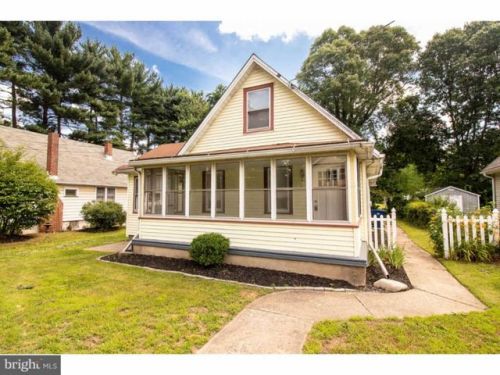 1014 Wall St, Beverly, NJ 08010-1738