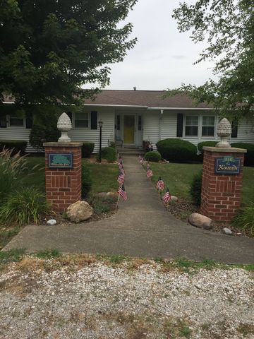 216 12th St, Petersburg, IL 62675-1411