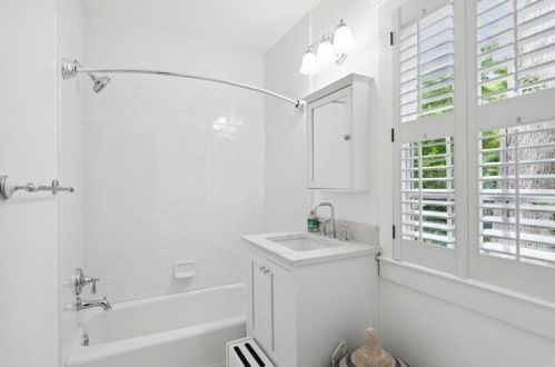 554 Mnr Rdg Dr, Atlanta GA  30305-3512 exterior