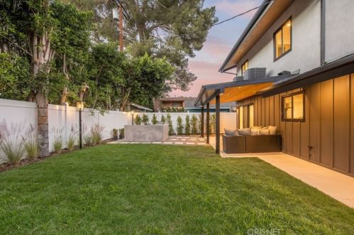5243 Fulton Ave, Van Nuys CA  91401-5906 exterior
