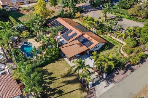 3433 Royal Rd, Vista CA  92084-6616 exterior