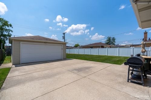 6921 Oakton Ct, Niles IL  60714-3014 exterior
