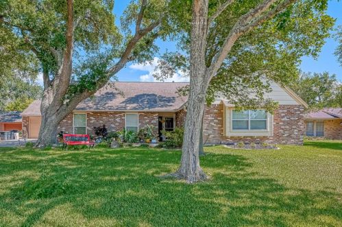 427 Terrace Dr, Taylor Lake Village, TX 77586-6121