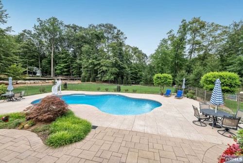 18 Oakwood Rd, Allendale, NJ 07401-2117