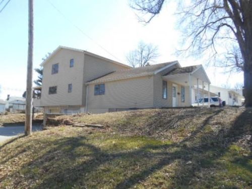698 33rd St, Decatur, IL 62521-1606
