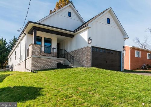 430 Seminary St, Charles Town, WV 25414-1350
