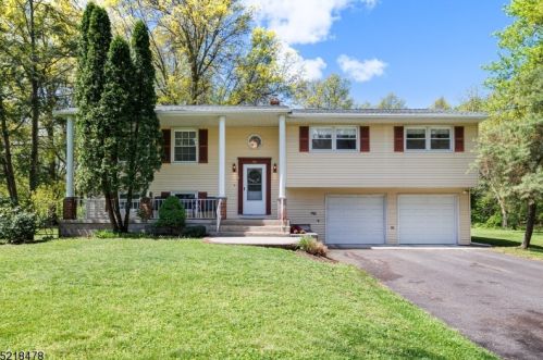 48 Birchwood Dr, Millington, NJ 07946-1312