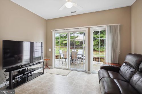 85 Sparrow Dr, Trenton NJ 08690-2463 exterior