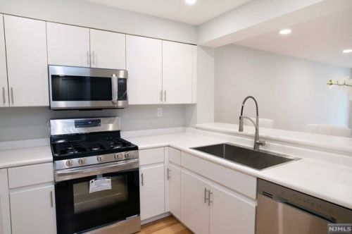 403 Ellery Ct, Edgewater, NJ 07020-1622