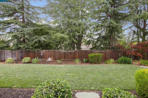 1833 Leo Ln, Concord CA  94521-2348 exterior