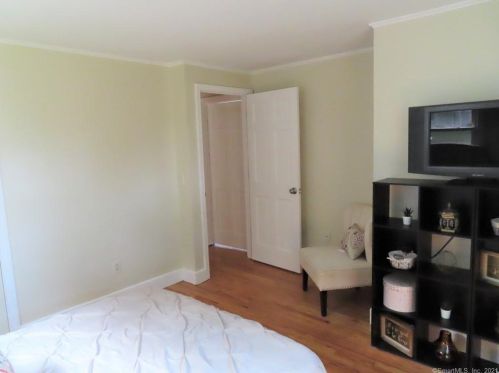 10 Summit Dr, Windsor CT  06095-3238 exterior