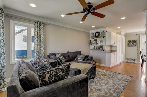 8907 Golfview Dr, Orland Park, IL 60462-2727