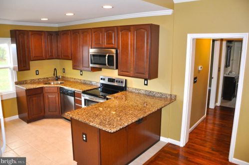 6733 Leeds Manor Rd, Marshall VA  20115-2221 exterior