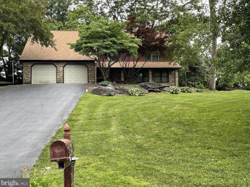 112 Bentley Ln, Lancaster PA  17603-6223 exterior