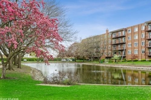 8000 Foster Ln, Niles IL  60714-1141 exterior