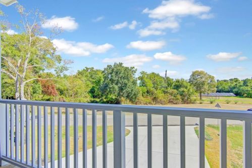 713 Baywood Dr, Taylor Lake Village TX exterior