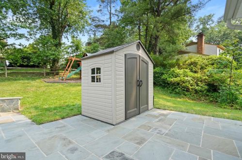 5637 Fort Corloran Dr, Springfield VA  22015-2114 exterior