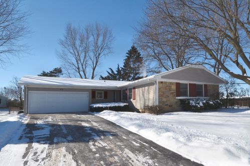 13 Whitehall Ct, Buffalo Grove, IL 60089-1930