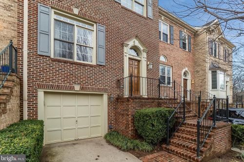 3912 Barcroft Mews Ct, Falls Church, VA 22041-1218