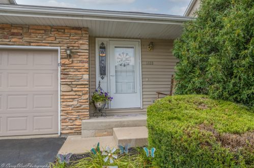 1111 Alexandria Dr, Sycamore, IL 60178-9507