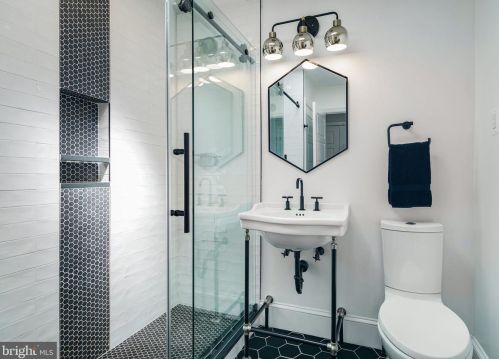 279 5 St, Philadelphia PA 19106-3715 exterior