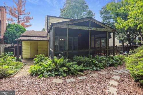 1221 Pinecrest Cir, Silver Spring MD 20910-1626 exterior