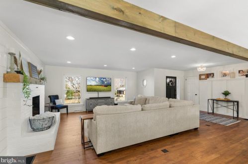 2146 Stonecrest Dr, Lancaster PA  17601-5437 exterior