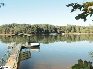 121 Martins Pointe Dr, Seneca, SC 29678-5549