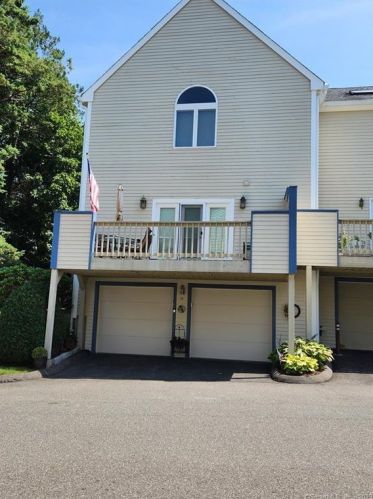 79 Cedarcrest Ct, Huntington, CT 06484-3858