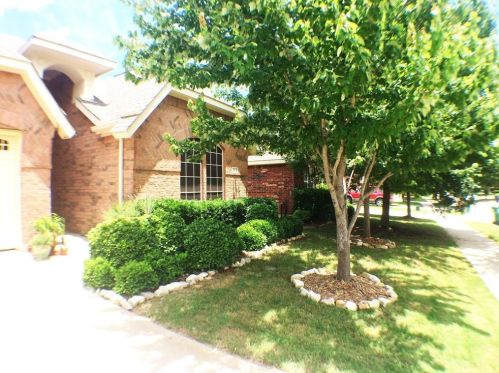 5912 Meadowglen Dr, Argyle TX  76226-2259 exterior
