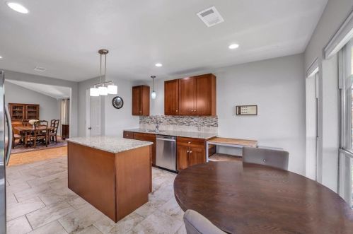 1011 Oxfordshire Dr, Carrollton TX 75007-4817 exterior