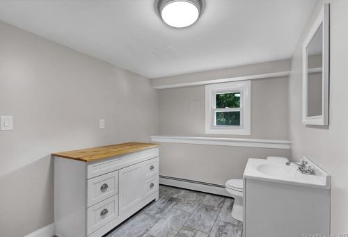 19 Mohawk Cir, Windsor CT  06095-2656 exterior