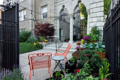 1726 Estes Ave, Chicago, IL 60626-2454