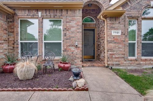 7701 Brook Meadow Ln, Fort Worth TX  76133-7959 exterior