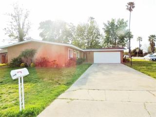 826 Olive Ave, Rialto, CA 92376-7075