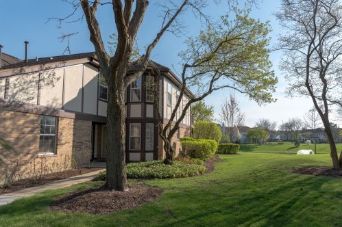303 Cobbler Ln, Buffalo Grove, IL 60089-6857