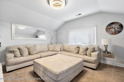 39 Salem Pl, Cliffwood, NJ 07721-1119