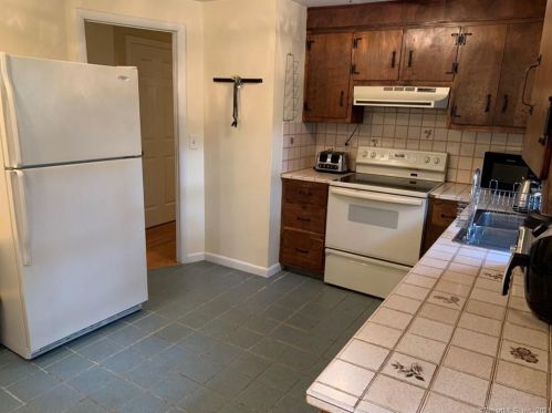 28 Overlook Rd, Gales Ferry, CT 06335-1029