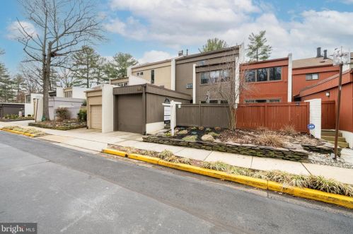 1686 Moorings Dr, Herndon, VA 20190-4225