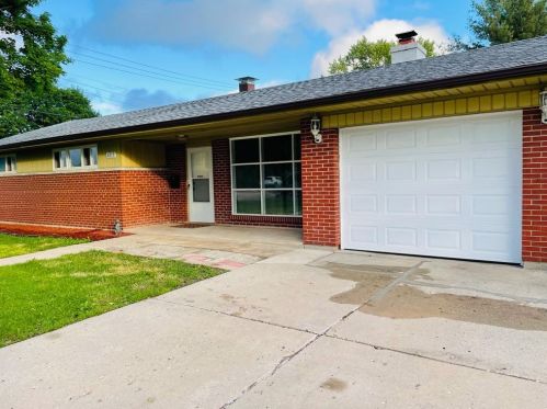4215 Highcrest Rd, Rockford, IL 61107-2107
