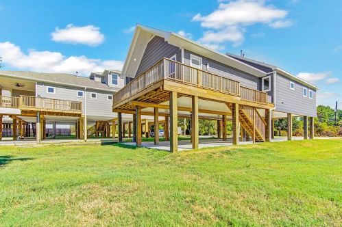 713 Baywood Dr, Taylor Lake Village TX exterior